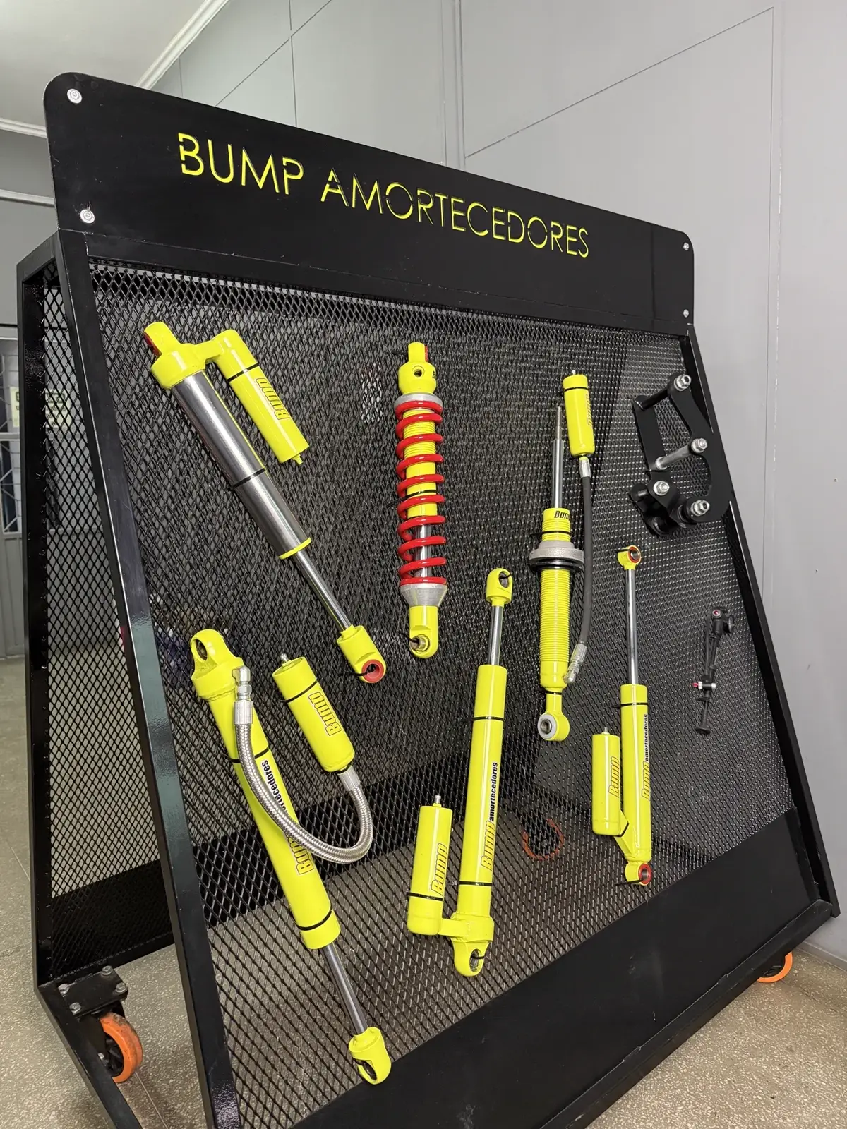 Amortecedores Bump prontos em suporte de exposição na fábrica