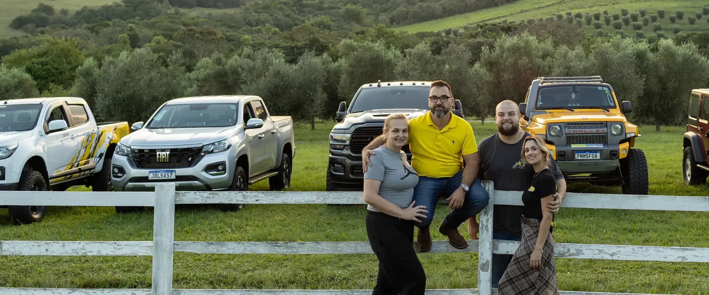 Time da Bump reunido em frente às pickups da casa, no fim de tarde
