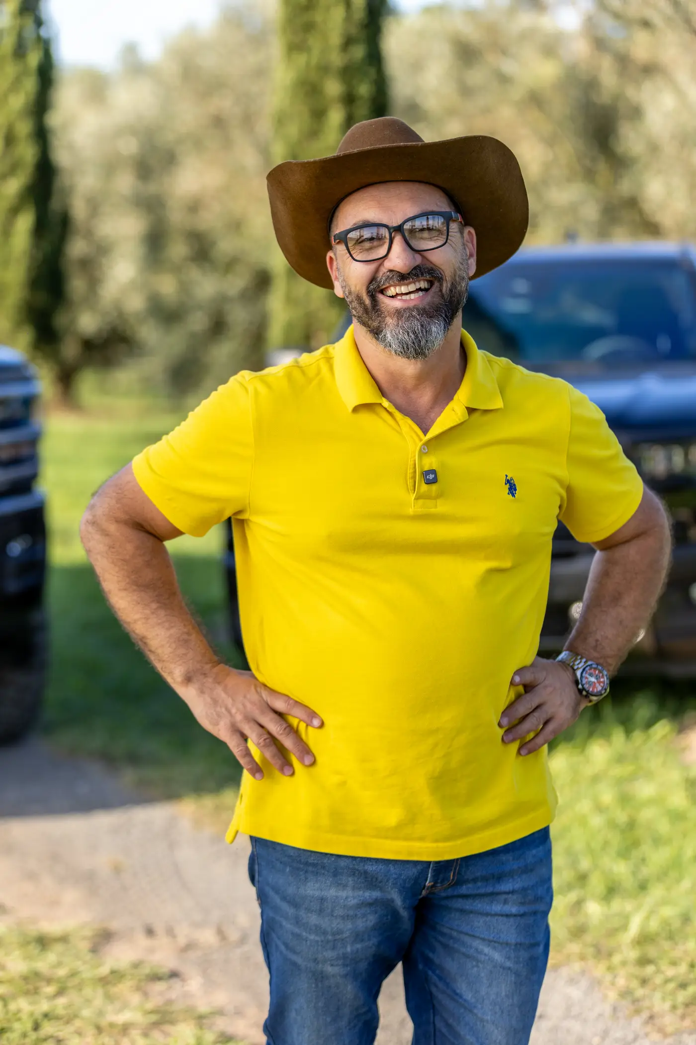 Christian Bernardo, fundador da Bump, com as pickups da casa ao fundo
