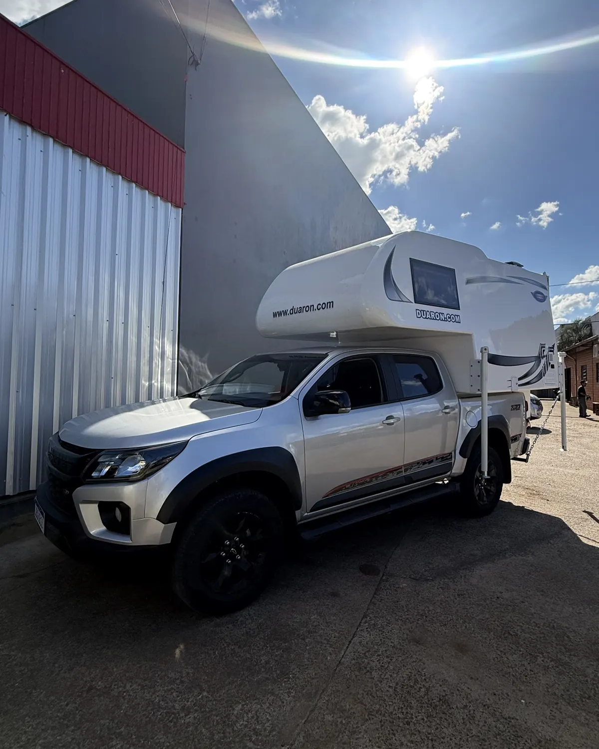 S10 prata com camper sobre a caçamba, parada na fábrica da Bump