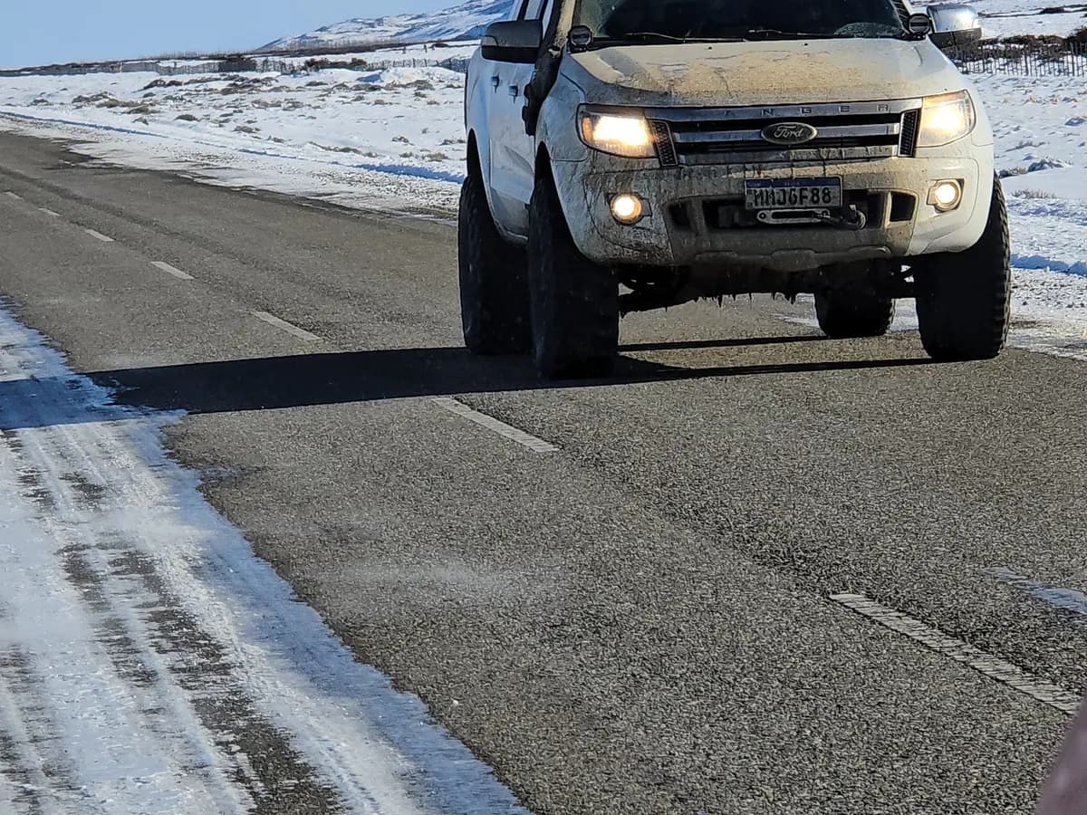 Pickup de cliente com Bump na estrada de asfalto