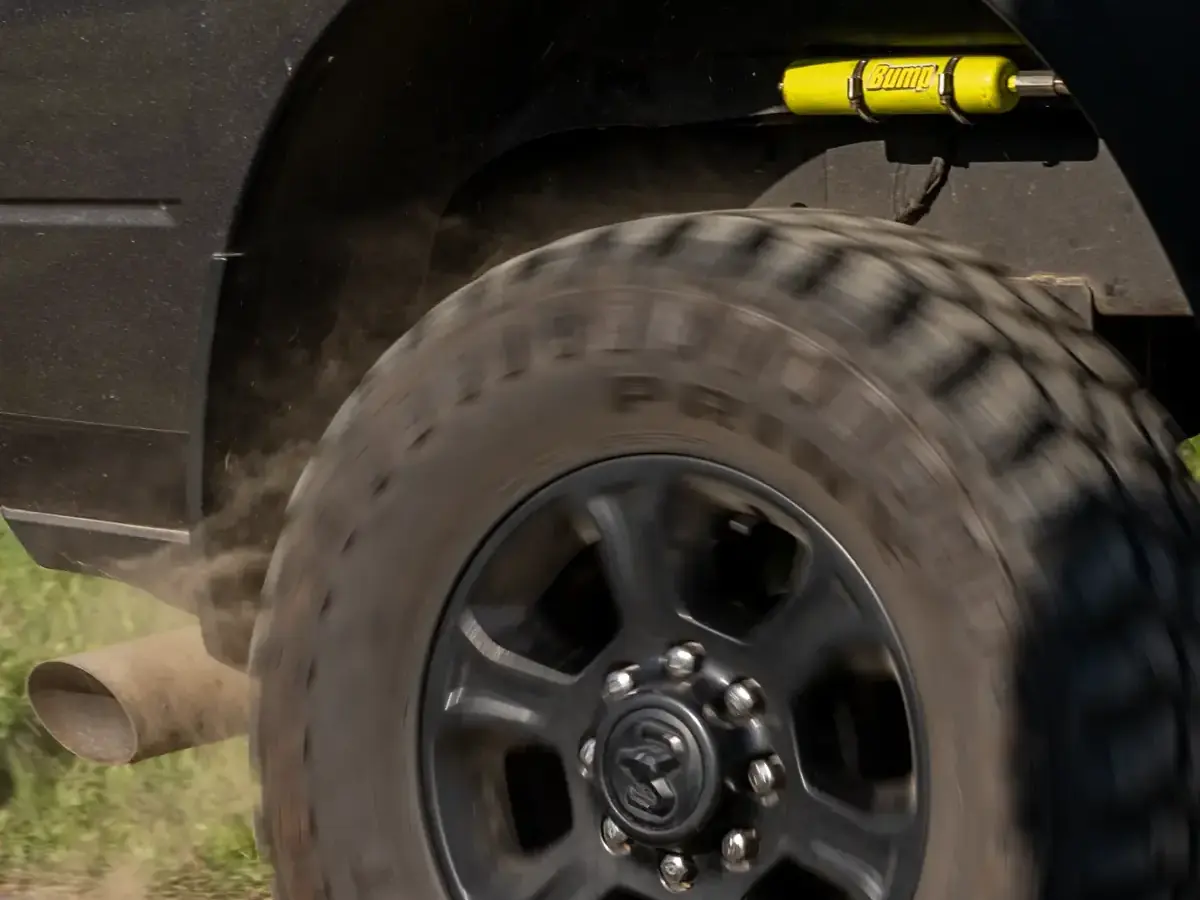 RAM 3500 da Bump com amortecedor amarelo rodando no barro